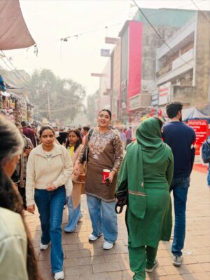 Shireen Mirza Instagram - Lajpat Nagar dump: 🛍️ 
0 Aesthetic ❌ 
Affordable ✔️ 
Crowd level: unlimited 

#shopping #lajpatnagar #winter #delhi #shireenmirza