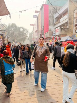 Shireen Mirza Instagram - Lajpat Nagar dump: 🛍️ 
0 Aesthetic ❌ 
Affordable ✔️ 
Crowd level: unlimited 

#shopping #lajpatnagar #winter #delhi #shireenmirza