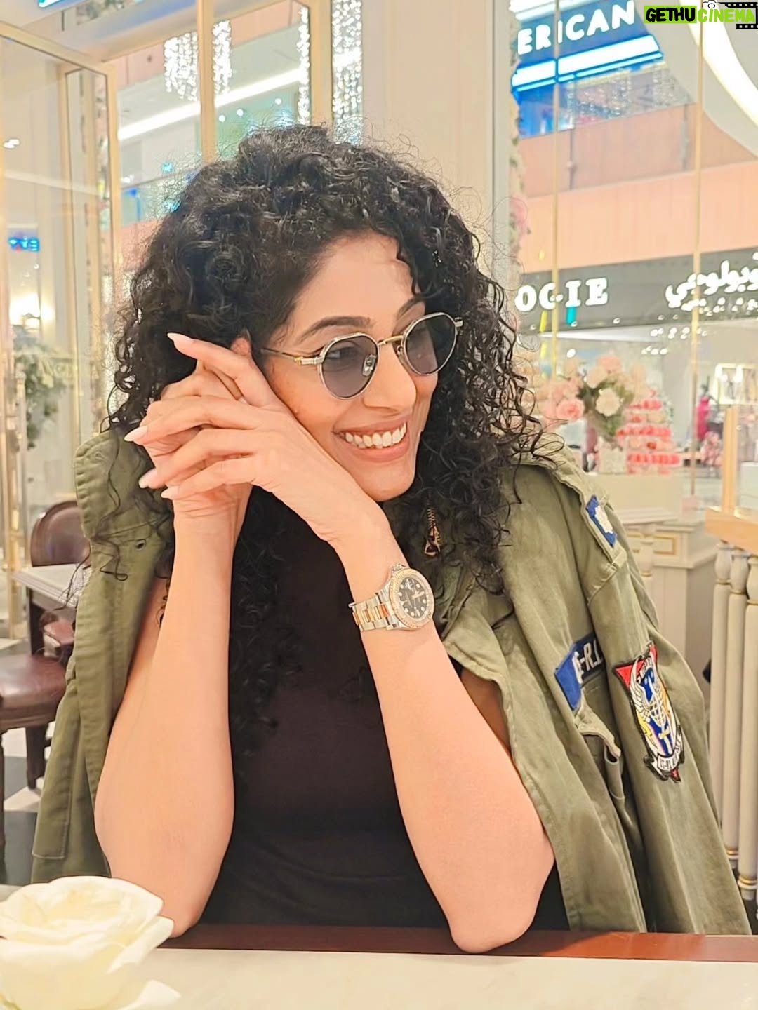 Shraddha Musale - 29K Likes - This feeling when you are absorbing every moment with yourself and the surroundings. 

All I can say...bliss💜
#gratitude #feelings #moments #dubailife