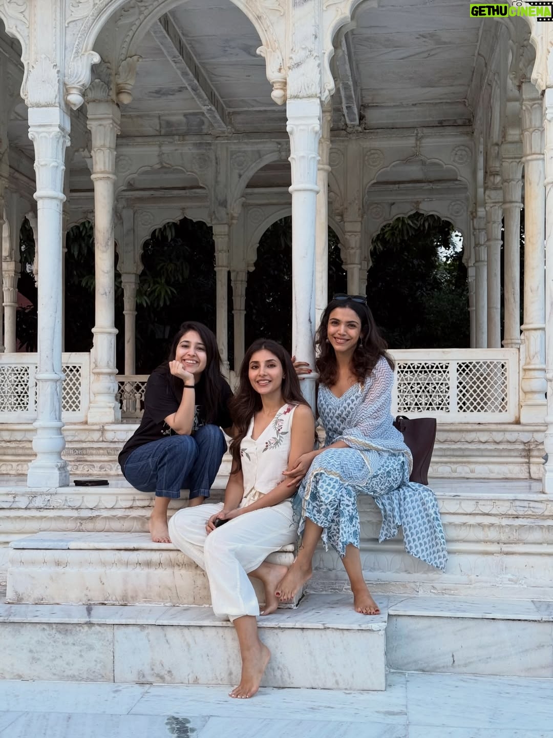 Shriya Pilgaonkar - 386.2K Likes - It’s a wrap ! 🎬
Always the best time with this gang on set ! Reuniting with this team & reliving Sweety Gupta felt so special. Cant wait for you to watch Mirzapur – The Film on the BIG screen. It’s going to be wild 🔥