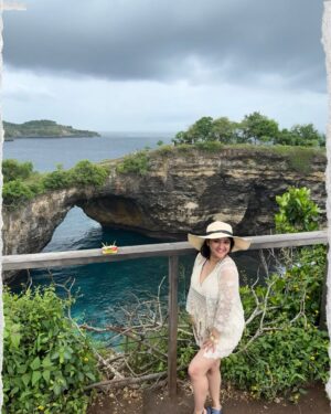 Shriya Sharma Instagram - Crochet, cliffs and crashing waves at Broken Beach 🌊✨
There’s something magical about this place — a natural arch carved by time, turquoise water swirling below, and the wind that makes you feel alive in the best way.
Bali’s wild side… and me soaking in every bit of it.