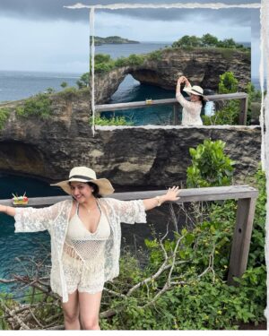 Shriya Sharma Instagram - Crochet, cliffs and crashing waves at Broken Beach 🌊✨
There’s something magical about this place — a natural arch carved by time, turquoise water swirling below, and the wind that makes you feel alive in the best way.
Bali’s wild side… and me soaking in every bit of it.