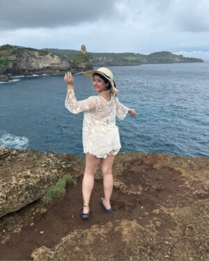 Shriya Sharma Instagram - Crochet, cliffs and crashing waves at Broken Beach 🌊✨
There’s something magical about this place — a natural arch carved by time, turquoise water swirling below, and the wind that makes you feel alive in the best way.
Bali’s wild side… and me soaking in every bit of it.