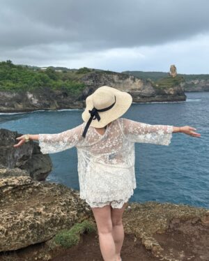 Shriya Sharma Instagram - Crochet, cliffs and crashing waves at Broken Beach 🌊✨
There’s something magical about this place — a natural arch carved by time, turquoise water swirling below, and the wind that makes you feel alive in the best way.
Bali’s wild side… and me soaking in every bit of it.