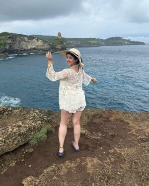 Shriya Sharma Instagram - Crochet, cliffs and crashing waves at Broken Beach 🌊✨
There’s something magical about this place — a natural arch carved by time, turquoise water swirling below, and the wind that makes you feel alive in the best way.
Bali’s wild side… and me soaking in every bit of it.