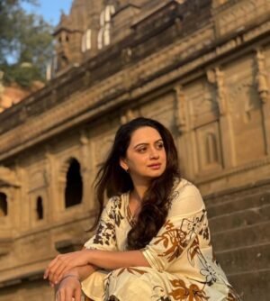Shruti Marathe Instagram - Maheshwar ♥️

#shoot #film #maheshwar #mp #travel

Pc @kunal_kush_official_ 💫