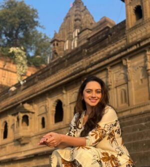 Shruti Marathe Instagram - Maheshwar ♥️

#shoot #film #maheshwar #mp #travel

Pc @kunal_kush_official_ 💫
