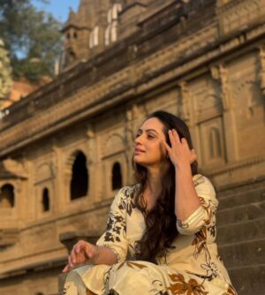 Shruti Marathe Instagram - Maheshwar ♥️

#shoot #film #maheshwar #mp #travel

Pc @kunal_kush_official_ 💫