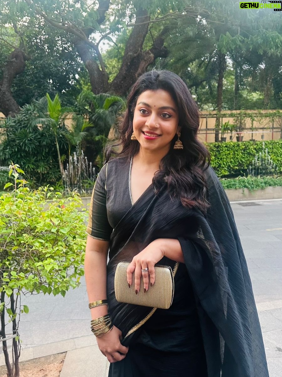 Shruti Ramachandran - 42K Likes - The biggest of big shoutout to @rn.rakhi for lending me this butter soft saree and beautiful blouse from her collection @canneryculture 

Pictures courtesy @nikhilavimalofficial #nikhilechiuyir 
Last picture courtesy @theprawncis , cutely taking screenshots on his phone during look check video call. 

Styling by Me.