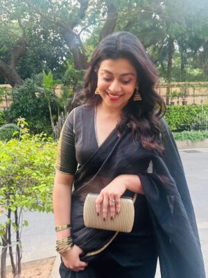 Shruti Ramachandran Instagram - The biggest of big shoutout to @rn.rakhi for lending me this butter soft saree and beautiful blouse from her collection @canneryculture
Pictures courtesy @nikhilavimalofficial #nikhilechiuyir
Last picture courtesy @theprawncis , cutely taking screenshots on his phone during look check video call.
Styling by Me.