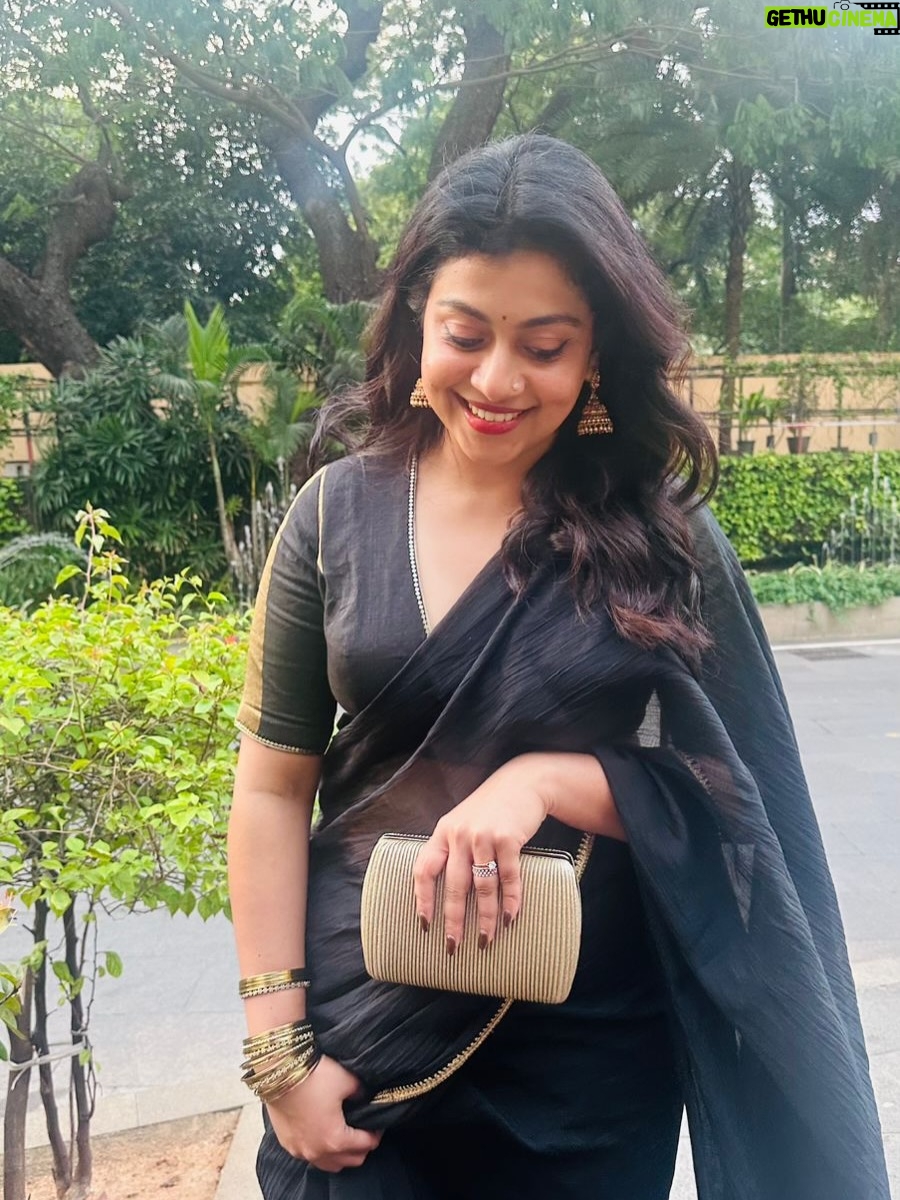 Shruti Ramachandran - 42K Likes - The biggest of big shoutout to @rn.rakhi for lending me this butter soft saree and beautiful blouse from her collection @canneryculture 

Pictures courtesy @nikhilavimalofficial #nikhilechiuyir 
Last picture courtesy @theprawncis , cutely taking screenshots on his phone during look check video call. 

Styling by Me.