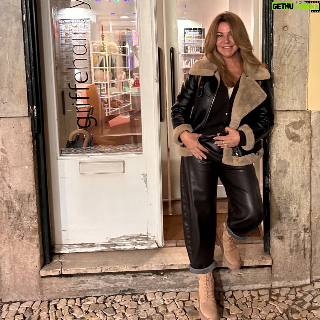 Sílvia Rizzo - 1.8K Likes - A preparar a próxima personagem ✌🏼
.
Bairro alto ✨
.
Bom fim de semana
.
📷 @ines_lameiras_almeida