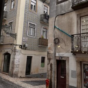 Sílvia Rizzo Instagram - A preparar a próxima personagem ✌🏼
.
Bairro alto ✨
.
Bom fim de semana
.
📷 @ines_lameiras_almeida