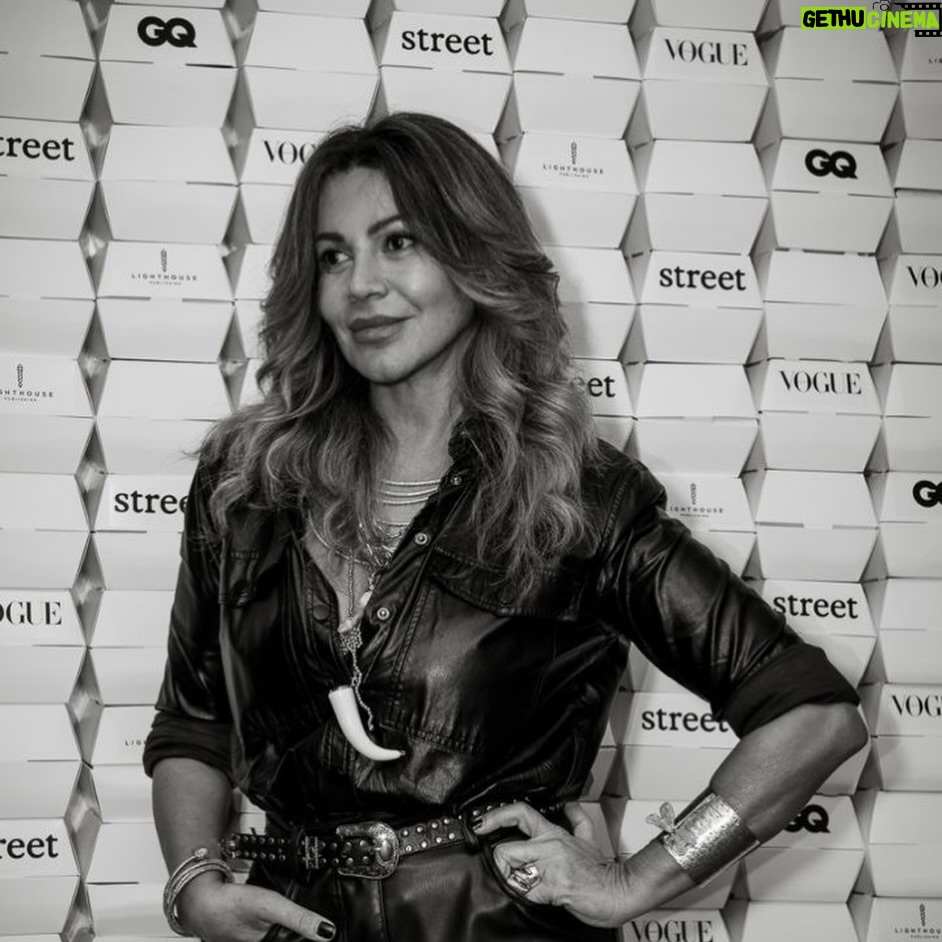 Sílvia Rizzo - 3 Likes - Moda, fotografia, televisão, teatro, cinema, pintura, literatura, encontro de artes no escritório mais “cool” da cidade! 
@lighthouse.publishing 
@gqportugal 
@vogueportugal 
.
Os melhores anfitriões 
@sofia.slucas 
@jsantanagq 
👌🏼❤️
.
Bom fim de semana ✨😊