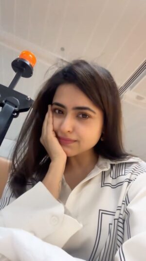 Simi Chahal Instagram - tu ae cheejjiii meri 😚