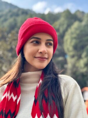 Simran Sharma Instagram - missing the magic🥹✨ #takemeback 

#kainchidham #neemkarolibaba #nainital #uttarakhand #mountians #travel #winter