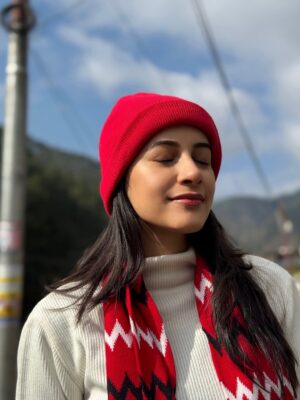 Simran Sharma Instagram - missing the magic🥹✨ #takemeback 

#kainchidham #neemkarolibaba #nainital #uttarakhand #mountians #travel #winter