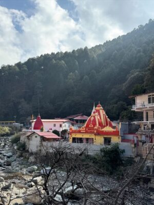 Simran Sharma Instagram - missing the magic🥹✨ #takemeback 

#kainchidham #neemkarolibaba #nainital #uttarakhand #mountians #travel #winter