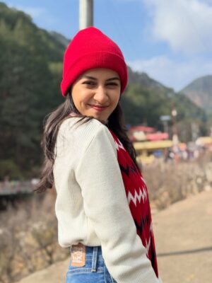 Simran Sharma Instagram - missing the magic🥹✨ #takemeback 

#kainchidham #neemkarolibaba #nainital #uttarakhand #mountians #travel #winter