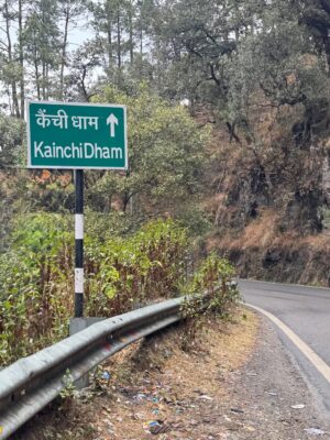 Simran Sharma Instagram - missing the magic🥹✨ #takemeback 

#kainchidham #neemkarolibaba #nainital #uttarakhand #mountians #travel #winter