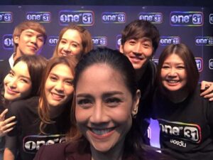 Sinjai Plengpanich Instagram - #2016 กลับมาแล้ว ช่วงชีวิตหนึ่งที่ทำงานหลากหลายมาก ทั้งเบื้องหน้าและเบื้องหลัง ตอนนั้น50พอดีเราว่าเราพอแล้วนะ แต่ก็ยัง!🤣🤣 คุณยังได้ไปต่อค่ะ….