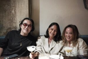 Sinjai Plengpanich Instagram - เห็นพี่อุ้ยไปฟังเพลงที่นี่บ่อยๆ ก็อยากไปบ้าง พี่อุ้ยจึงหาเรื่องเลี้ยงวันเกิดล่วงหน้าเรา3คนให้ด้วย ขอบคุณคุณแอ๋ คุณเอก @queenaire ที่มาsurprise ด้วยนะคะกราบขอบพระคุณพี่อุ้ยมากๆค่ะ 🙏🙏🙏🥳🥳 @kriangkrai_oui สัญญาว่าจะจองคิววันเกิดให้พี่อุ้ยเลี้ยงทุกปีค่ะ🤭😍