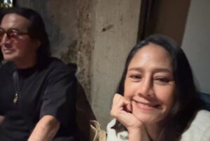 Sinjai Plengpanich Instagram - เห็นพี่อุ้ยไปฟังเพลงที่นี่บ่อยๆ ก็อยากไปบ้าง พี่อุ้ยจึงหาเรื่องเลี้ยงวันเกิดล่วงหน้าเรา3คนให้ด้วย ขอบคุณคุณแอ๋ คุณเอก @queenaire ที่มาsurprise ด้วยนะคะกราบขอบพระคุณพี่อุ้ยมากๆค่ะ 🙏🙏🙏🥳🥳 @kriangkrai_oui สัญญาว่าจะจองคิววันเกิดให้พี่อุ้ยเลี้ยงทุกปีค่ะ🤭😍