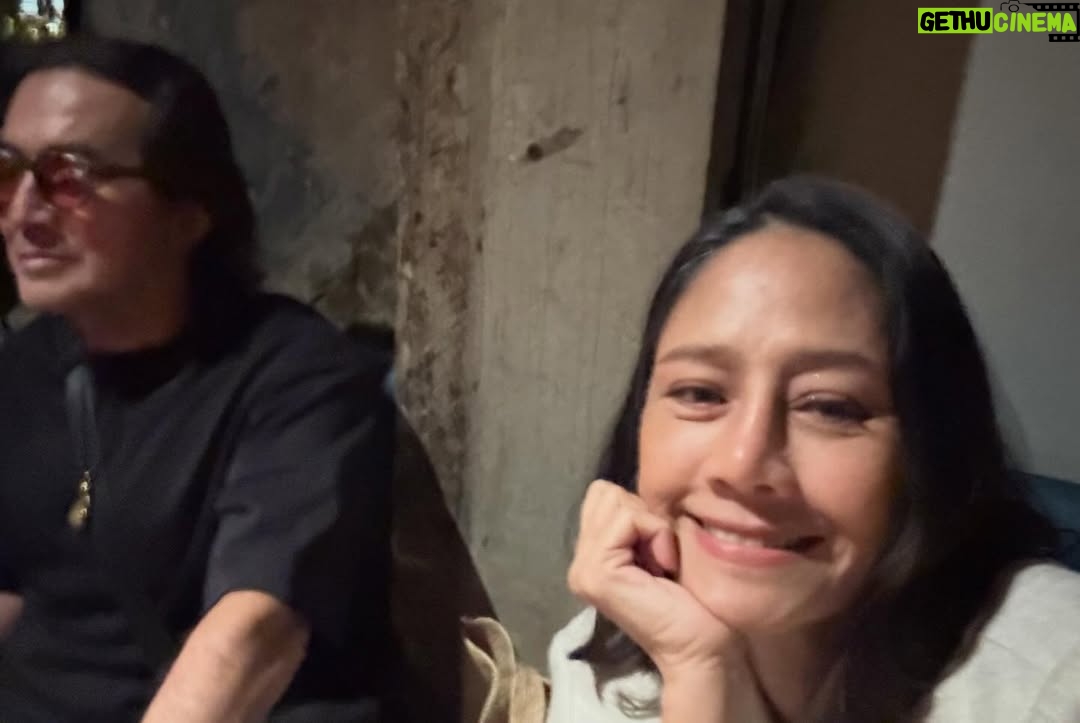 Sinjai Plengpanich - 2.6K Likes - เห็นพี่อุ้ยไปฟังเพลงที่นี่บ่อยๆ ก็อยากไปบ้าง พี่อุ้ยจึงหาเรื่องเลี้ยงวันเกิดล่วงหน้าเรา3คนให้ด้วย ขอบคุณคุณแอ๋ คุณเอก @queenaire ที่มาsurprise ด้วยนะคะกราบขอบพระคุณพี่อุ้ยมากๆค่ะ 🙏🙏🙏🥳🥳 @kriangkrai_oui สัญญาว่าจะจองคิววันเกิดให้พี่อุ้ยเลี้ยงทุกปีค่ะ🤭😍