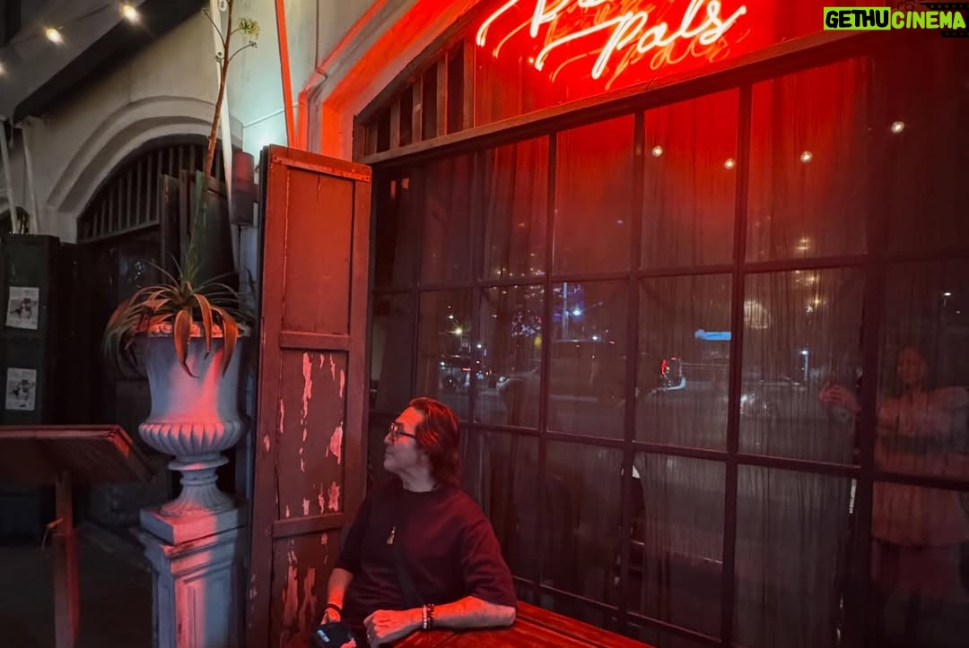 Sinjai Plengpanich - 2.6K Likes - เห็นพี่อุ้ยไปฟังเพลงที่นี่บ่อยๆ ก็อยากไปบ้าง พี่อุ้ยจึงหาเรื่องเลี้ยงวันเกิดล่วงหน้าเรา3คนให้ด้วย ขอบคุณคุณแอ๋ คุณเอก @queenaire ที่มาsurprise ด้วยนะคะกราบขอบพระคุณพี่อุ้ยมากๆค่ะ 🙏🙏🙏🥳🥳 @kriangkrai_oui สัญญาว่าจะจองคิววันเกิดให้พี่อุ้ยเลี้ยงทุกปีค่ะ🤭😍