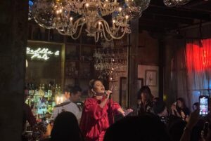 Sinjai Plengpanich Instagram - เห็นพี่อุ้ยไปฟังเพลงที่นี่บ่อยๆ ก็อยากไปบ้าง พี่อุ้ยจึงหาเรื่องเลี้ยงวันเกิดล่วงหน้าเรา3คนให้ด้วย ขอบคุณคุณแอ๋ คุณเอก @queenaire ที่มาsurprise ด้วยนะคะกราบขอบพระคุณพี่อุ้ยมากๆค่ะ 🙏🙏🙏🥳🥳 @kriangkrai_oui สัญญาว่าจะจองคิววันเกิดให้พี่อุ้ยเลี้ยงทุกปีค่ะ🤭😍