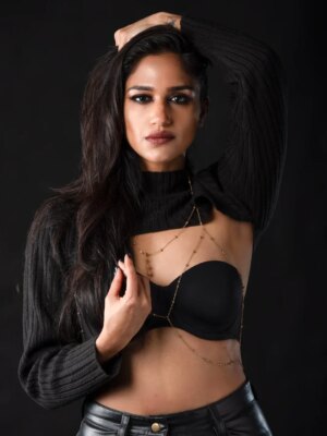 Siri Ravikumar Instagram - It's not the weather I tell you;) 
.

Just love how all this came together! Shout out to all the ladies who made this look happen in a few hours 💯
Shot by @kindredphototales 
Styled by @khushi_jagadisha 
Make up and hair by @krishamakeupstudiobybindu