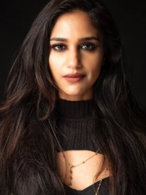 Siri Ravikumar Instagram - It's not the weather I tell you;) 
.

Just love how all this came together! Shout out to all the ladies who made this look happen in a few hours 💯
Shot by @kindredphototales 
Styled by @khushi_jagadisha 
Make up and hair by @krishamakeupstudiobybindu