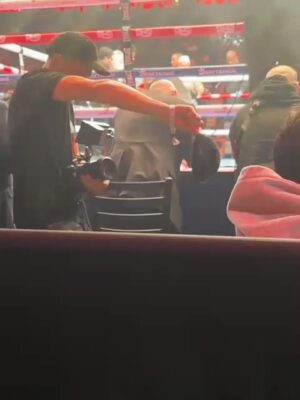 Skye Nicolson Instagram - Casually enjoying the fights 👀 @daznboxing @matchroomboxing @ringmagazine #MillerIbeh #StevensonLopez
