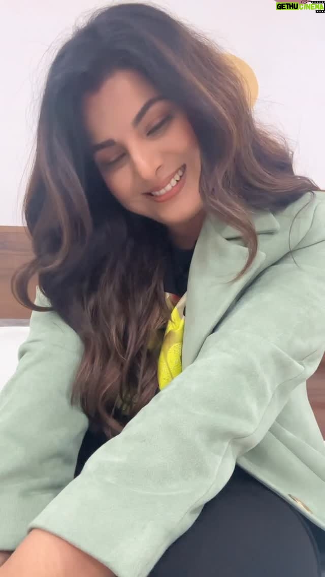Smrity Sinha - 29K Likes - Last minute decision change…. 🤣🙏🏼
#smritysinha #instagood #worklife #reels #instagram
