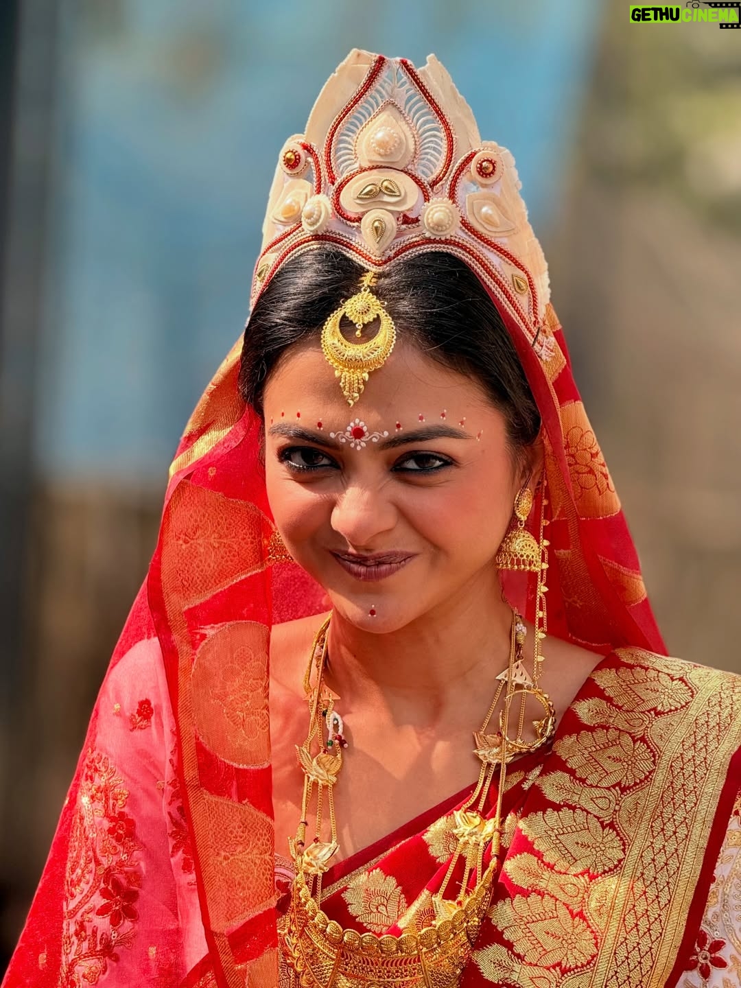Solanki Roy - 39K Likes - বেনারসী আর একরাশ ভালোবাসা ♥️🐾

#MilonHobeKotoDine @starjalsha 

#BehindTheScenes #Ela #SolankiRoy #BengaliSerial