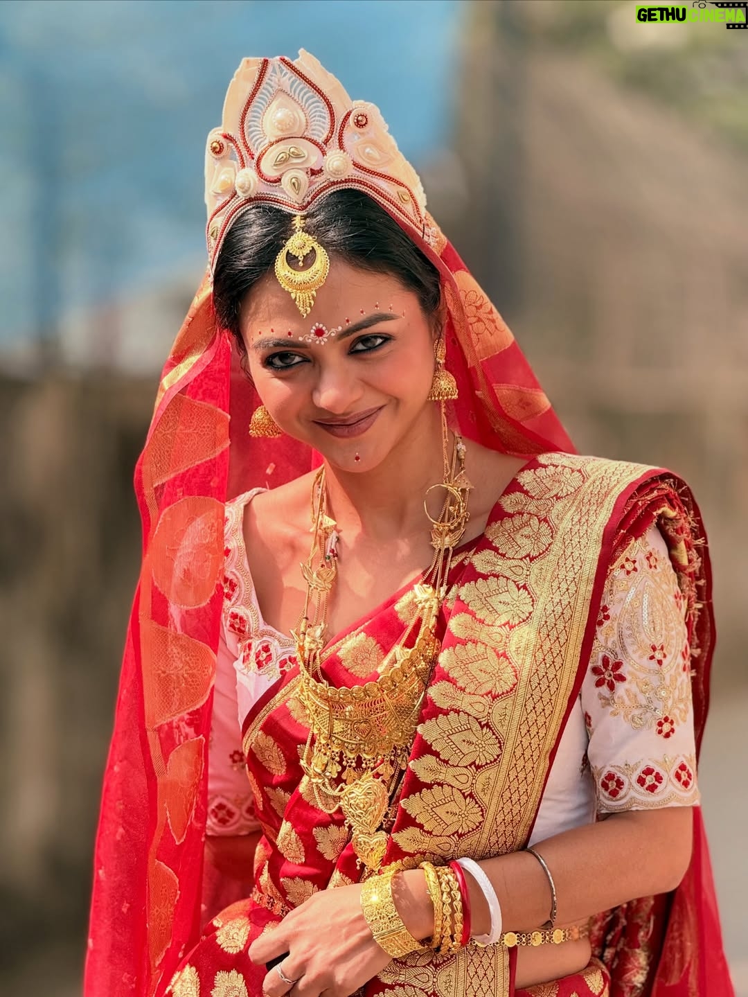 Solanki Roy - 39K Likes - বেনারসী আর একরাশ ভালোবাসা ♥️🐾

#MilonHobeKotoDine @starjalsha 

#BehindTheScenes #Ela #SolankiRoy #BengaliSerial