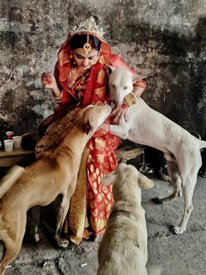 Solanki Roy Instagram - বেনারসী আর একরাশ ভালোবাসা ♥️🐾

#MilonHobeKotoDine @starjalsha 

#BehindTheScenes #Ela #SolankiRoy #BengaliSerial