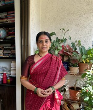 Sonali Kulkarni Instagram - 🌿
तुझ्याकडं गाडी बंगला असो / नसो..
तुझ्याकडं पैसाअडका असो / नसो..
तुझ्याकडं भारीतले कपडे मोबाईल असो / नसो..
तुझं लग्नं झालेलं असो / नसो..
पण तुझ्या माथ्यावर आपल्या सावित्रीबाईंनी कोरलेली ज्ञानाची आस - आजन्म राहो..
ही चिरी कुणाच्या नावाची नाही..
ही तुझी आहे..
तुला आत्मसन्मान शिकवणारी.. 🙏
Share your picture with chiri on forehead and tag me, let us spread the awareness for a good cause 😊
#सावित्रीउत्सव #savitribaiphulejayanti #learning #leader #legend