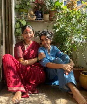 Sonali Kulkarni Instagram - 🌿
तुझ्याकडं गाडी बंगला असो / नसो..
तुझ्याकडं पैसाअडका असो / नसो..
तुझ्याकडं भारीतले कपडे मोबाईल असो / नसो..
तुझं लग्नं झालेलं असो / नसो..
पण तुझ्या माथ्यावर आपल्या सावित्रीबाईंनी कोरलेली ज्ञानाची आस - आजन्म राहो..
ही चिरी कुणाच्या नावाची नाही..
ही तुझी आहे..
तुला आत्मसन्मान शिकवणारी.. 🙏
Share your picture with chiri on forehead and tag me, let us spread the awareness for a good cause 😊
#सावित्रीउत्सव #savitribaiphulejayanti #learning #leader #legend