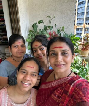 Sonali Kulkarni Instagram - 🌿
तुझ्याकडं गाडी बंगला असो / नसो..
तुझ्याकडं पैसाअडका असो / नसो..
तुझ्याकडं भारीतले कपडे मोबाईल असो / नसो..
तुझं लग्नं झालेलं असो / नसो..
पण तुझ्या माथ्यावर आपल्या सावित्रीबाईंनी कोरलेली ज्ञानाची आस - आजन्म राहो..
ही चिरी कुणाच्या नावाची नाही..
ही तुझी आहे..
तुला आत्मसन्मान शिकवणारी.. 🙏
Share your picture with chiri on forehead and tag me, let us spread the awareness for a good cause 😊
#सावित्रीउत्सव #savitribaiphulejayanti #learning #leader #legend