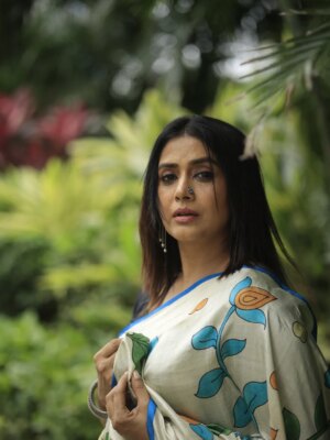 Sonali Kulkarni Instagram - This felt like a good place to begin the year 💚🧿
Credits
Styling : @prachethestylist
Photographer : @nikhilsurve_studios
Hair : @hairby_vidhya
Outfit from : @kawaiiexclusives
Shoot assistance : @sa_yu_2002 @sujeetyadav4058