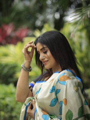 Sonali Kulkarni Instagram - This felt like a good place to begin the year 💚🧿
Credits
Styling : @prachethestylist
Photographer : @nikhilsurve_studios
Hair : @hairby_vidhya
Outfit from : @kawaiiexclusives
Shoot assistance : @sa_yu_2002 @sujeetyadav4058