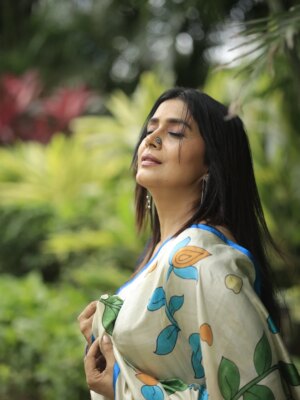 Sonali Kulkarni Instagram - This felt like a good place to begin the year 💚🧿
Credits
Styling : @prachethestylist
Photographer : @nikhilsurve_studios
Hair : @hairby_vidhya
Outfit from : @kawaiiexclusives
Shoot assistance : @sa_yu_2002 @sujeetyadav4058