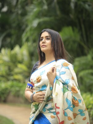 Sonali Kulkarni Instagram - This felt like a good place to begin the year 💚🧿
Credits
Styling : @prachethestylist
Photographer : @nikhilsurve_studios
Hair : @hairby_vidhya
Outfit from : @kawaiiexclusives
Shoot assistance : @sa_yu_2002 @sujeetyadav4058