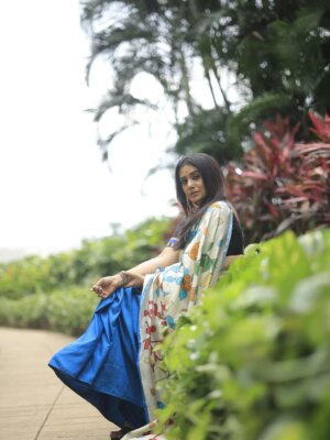 Sonali Kulkarni Instagram - This felt like a good place to begin the year 💚🧿
Credits
Styling : @prachethestylist
Photographer : @nikhilsurve_studios
Hair : @hairby_vidhya
Outfit from : @kawaiiexclusives
Shoot assistance : @sa_yu_2002 @sujeetyadav4058