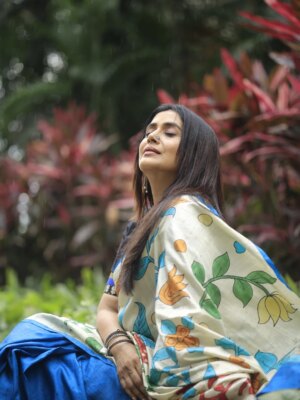 Sonali Kulkarni Instagram - This felt like a good place to begin the year 💚🧿
Credits
Styling : @prachethestylist
Photographer : @nikhilsurve_studios
Hair : @hairby_vidhya
Outfit from : @kawaiiexclusives
Shoot assistance : @sa_yu_2002 @sujeetyadav4058