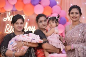 Sradha Panigrahi Instagram - Koko With her Bapa-Maa-Aja-Aai - Budhi maa . 
Bada papa - Bada mama - Mamu -Maine
Mausissss & Cousins❤️
.
.
#birthday #koko #1yearcelebration #sradhapanigrahi #ikoko