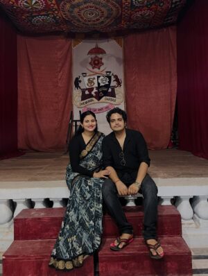 Sradha Panigrahi Instagram - Happy Anniversary to us ❤️
ଦେଖୁ ଦେଖୁ ବାହାଘର ର ୨ ବର୍ଷ ପୁରିଗଲା 🥰 ଆଉ ସବୁକିଛି ଏବେ ବି ସ୍ବପ୍ନ ପରି ଲାଗୁଛି 🧿 ଭଗବାନ ଙ୍କୁ ଡାକିବି ସମସ୍ତଙ୍କୁ ଏମିତି Romantic,Cute, Caring ଆଉ ସବୁବେଳେ ହସଉଥିବା ଜୀବନ ସାଥୀ ଟିଏ ମିଳୁ ❤️❤️
.
#sradhapanigrahi #sandeeppandamusic #sradhasandeep #anniversary #couple