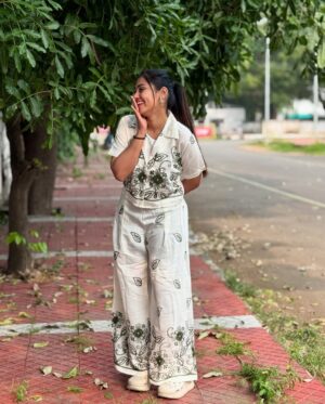 Sreethu Krishnan Instagram - Blooming quietly 🌝🌸…..

 Wearing @aankhan.official 

#sreethukrishnan