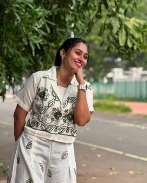 Sreethu Krishnan Instagram - Blooming quietly 🌝🌸…..

 Wearing @aankhan.official 

#sreethukrishnan